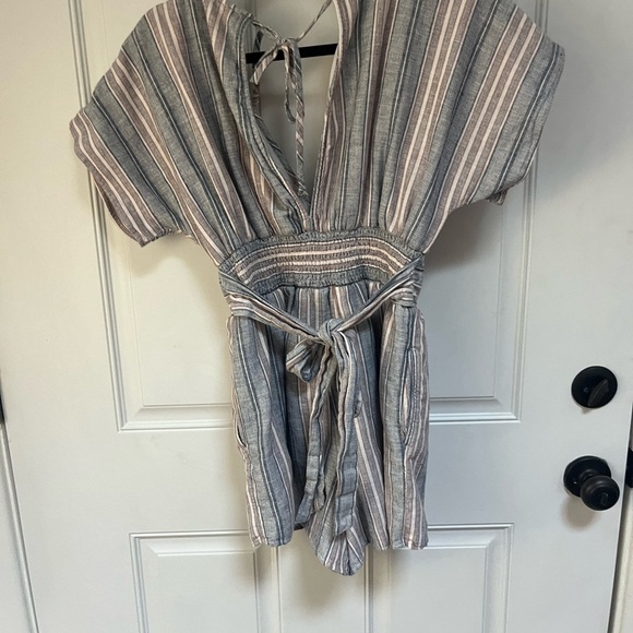 American Eagle linen blend tie back romper size XS pockets , v-neck - Picture 4 of 5